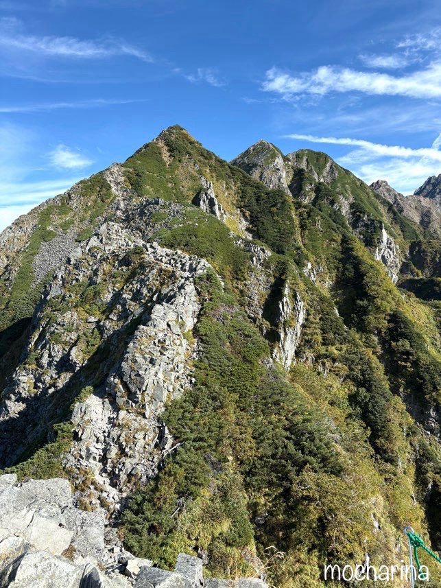 西穂高の全景の写真。北アルプスに連なる稜線。