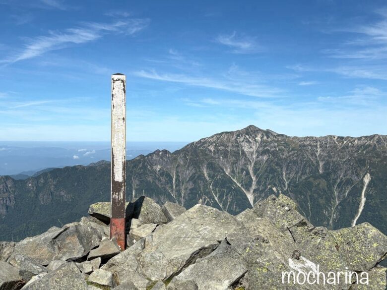 西穂高岳の独標の山頂からの眺望と丸太看板。