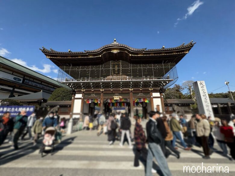 成田山新勝寺の入り口の門の写真。