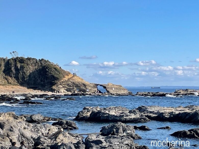 三浦海岸の馬の背洞門の写真。