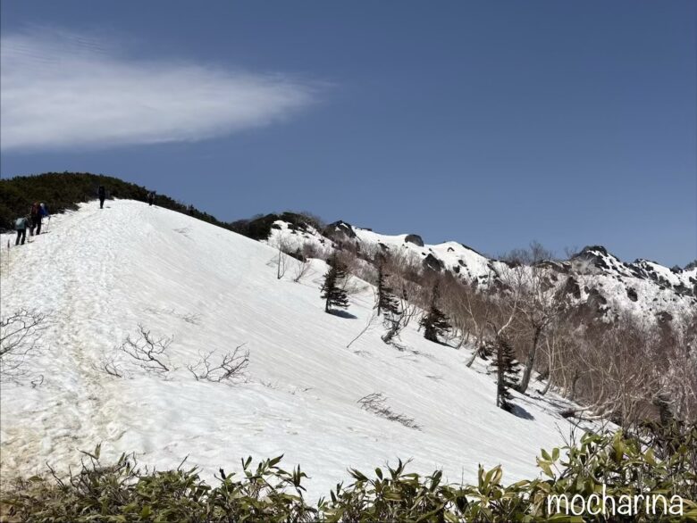 残雪のある燕岳の登山道。