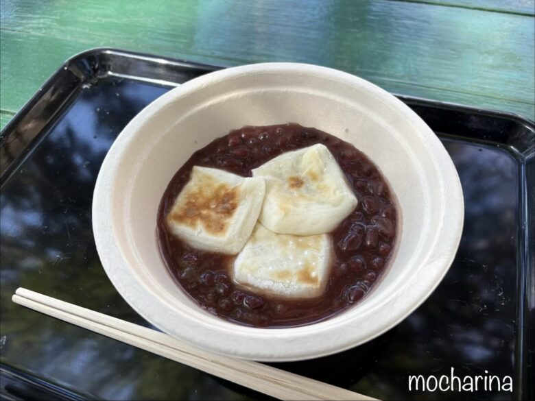 合戦小屋のおしるこの写真。小豆のたくさん入ったぜんざいに、焼き餅が3個乗っている様子。