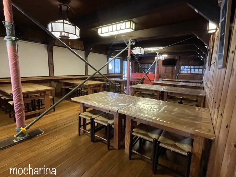 燕山荘の食堂の写真。