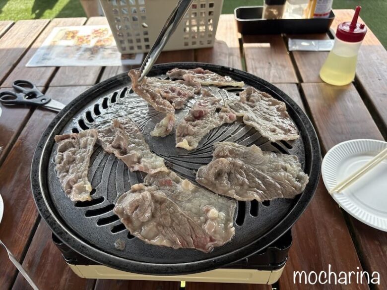 バーベキューグリルで薄切り肉を焼く写真。