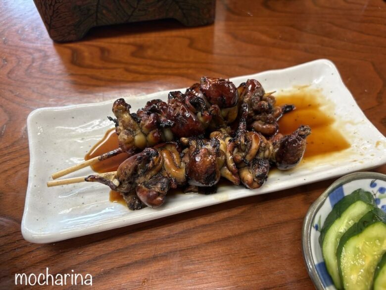 キモ焼きの写真。タレのついたキモ焼き2本が並んでいる様子。