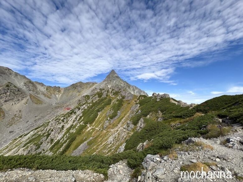 槍ヶ岳の写真。槍ヶ岳と麓から稜線が続く様子。
