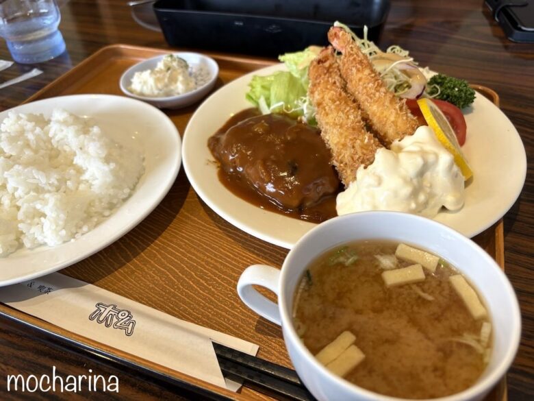 ハンバーグ＆エビフライ定食の写真。