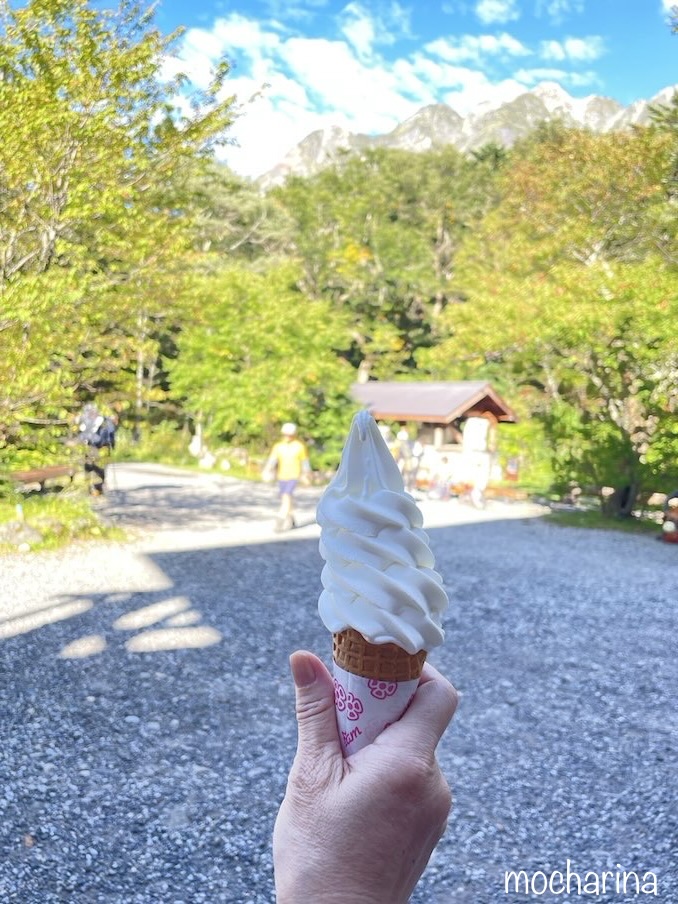 徳沢にあるみちくさ食堂のソフトクリーム写真。ソフトクリームを手に持っている様子。