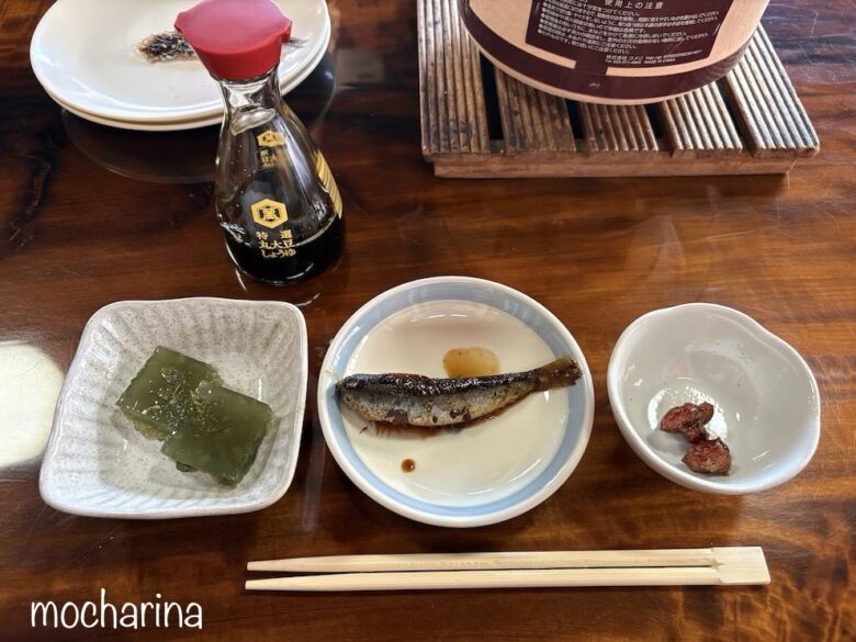 海草、イワシの醤油煮、ピーナッツの小鉢の写真。