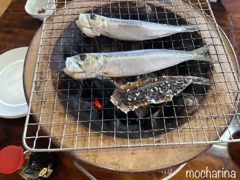 いわしの丸干しを七輪で焼いている写真。
