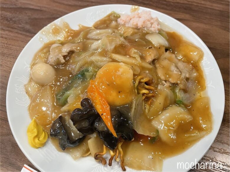 五目焼きそばの写真。焼きそばにあんがとろりとかかっている様子。